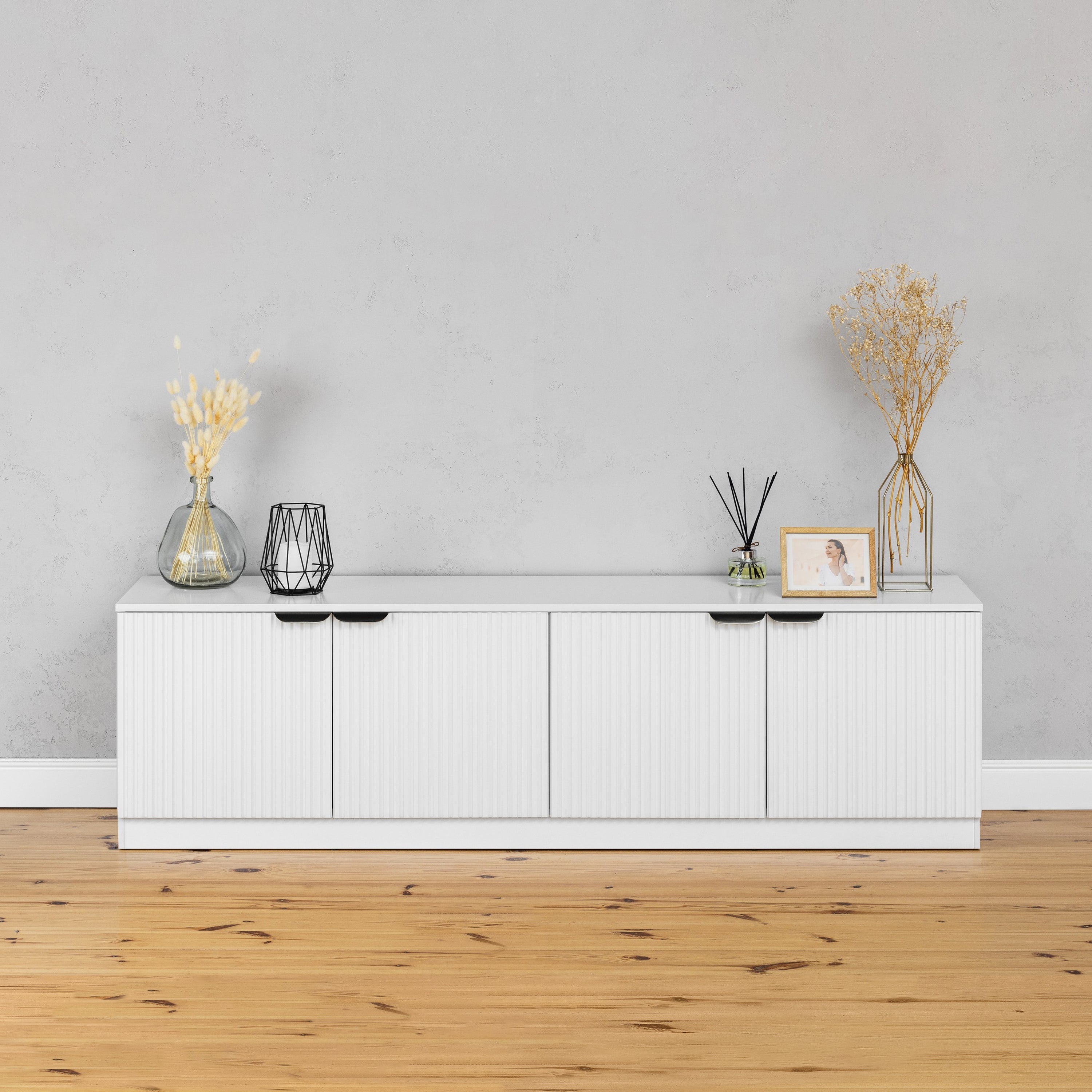 BUCHAREST TV UNIT- WHITE - FLUTED - PULL BLACK