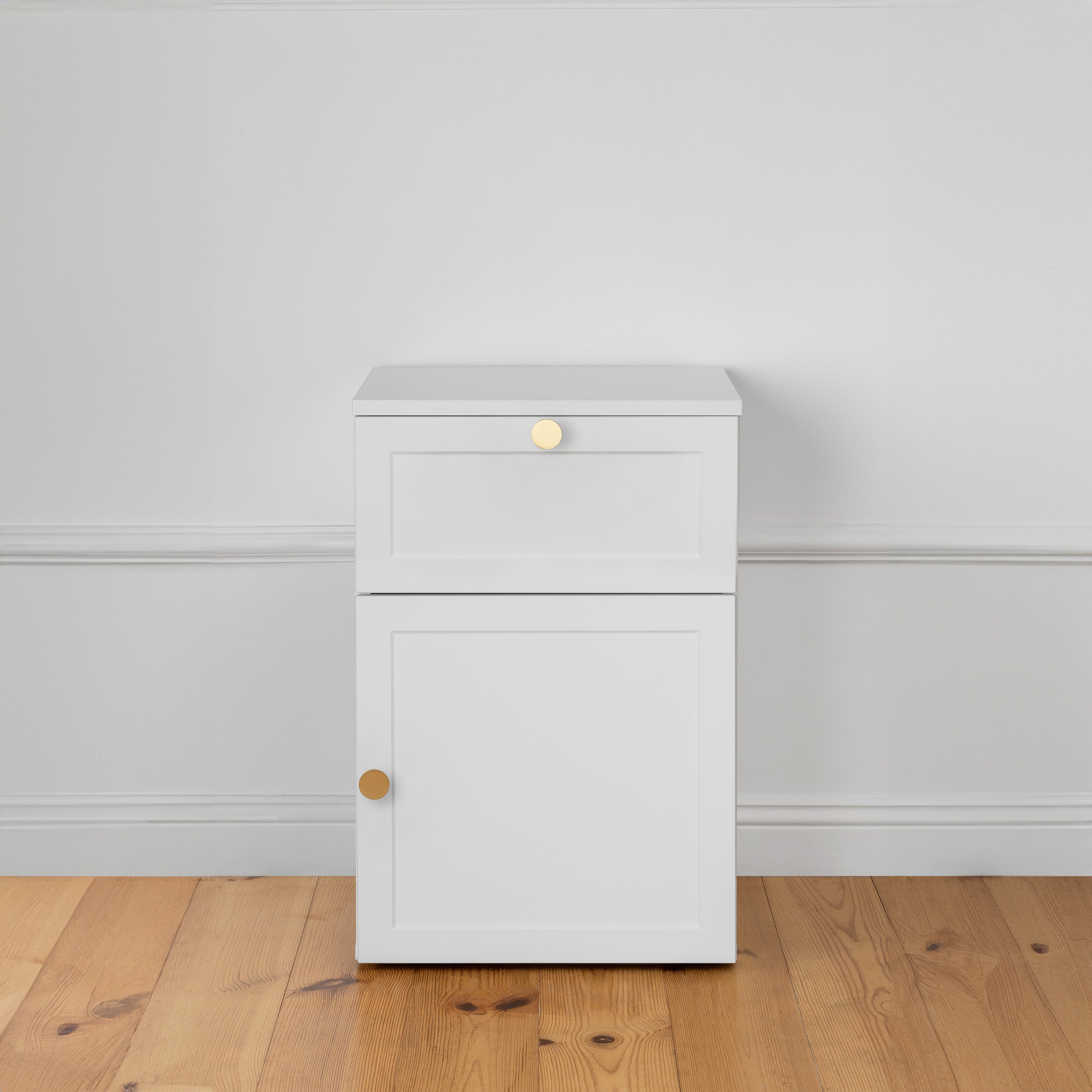 PORTO BEDSIDE TABLE - WHITE - HAMPTONS - ROUND BRASS