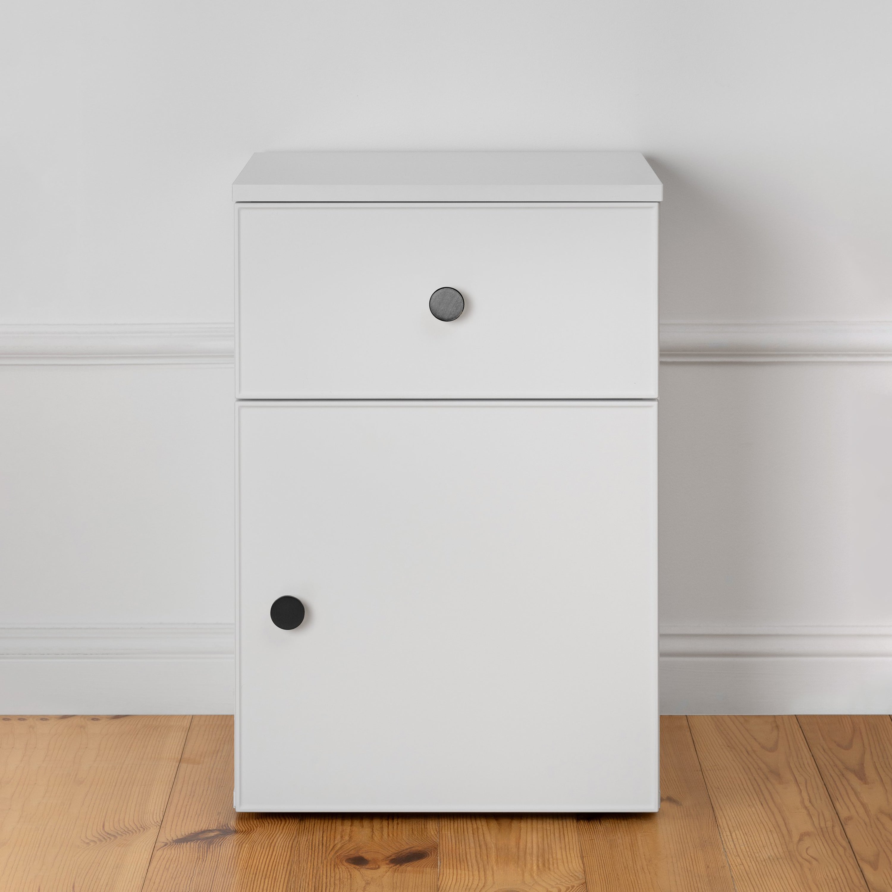 PORTO BEDSIDE TABLE - WHITE - SLIM - ROUND BLACK
