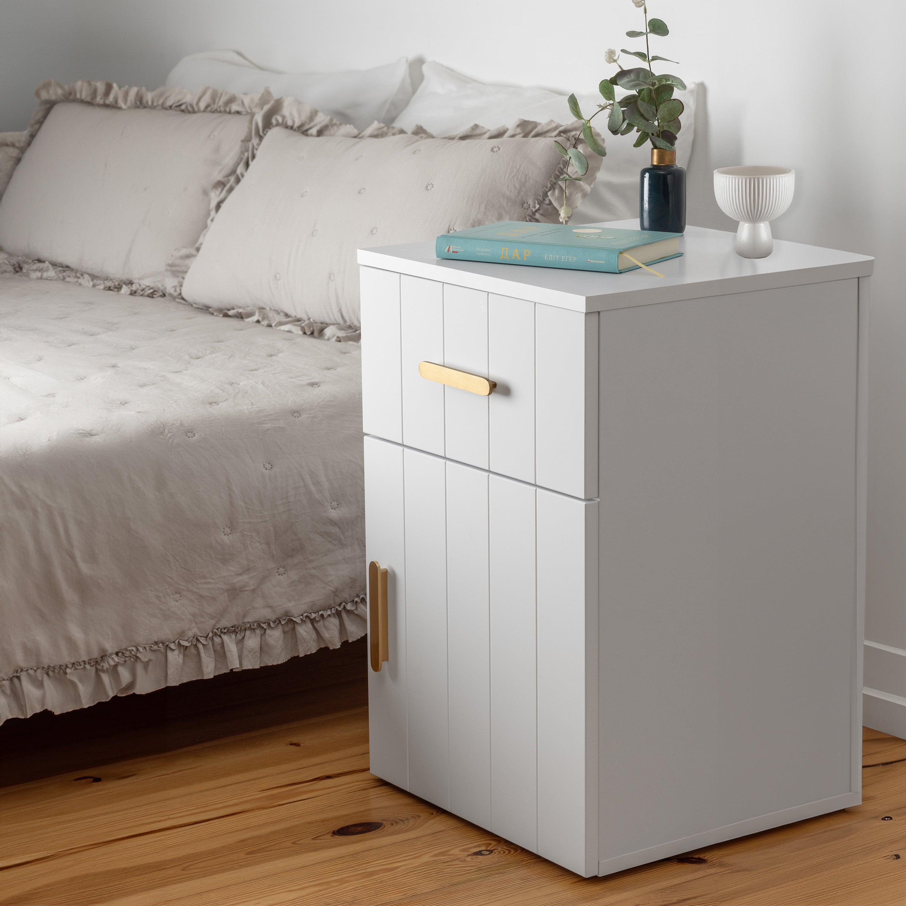 PORTO BEDSIDE TABLE - WHITE - VJ PANEL - OVAL BRASS